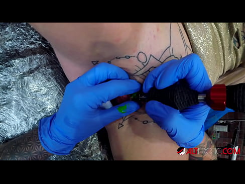 ❤️ Extrem tattooed Hottie Sully Savage krut en Tattoo op hirem Klitoris Pornovideo bei eis lb.pi-porno.ru ❤